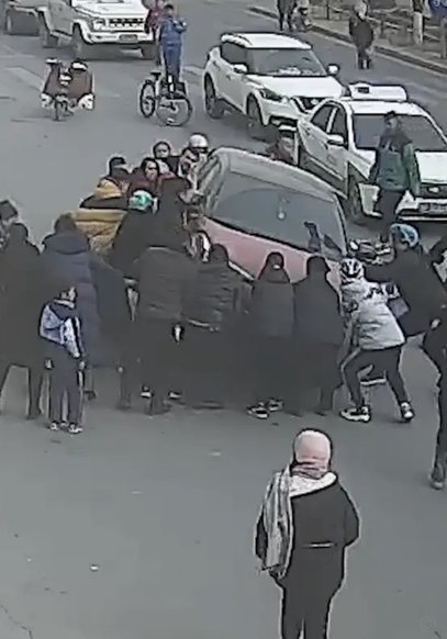 数十人抬车救出被卷入车底女孩